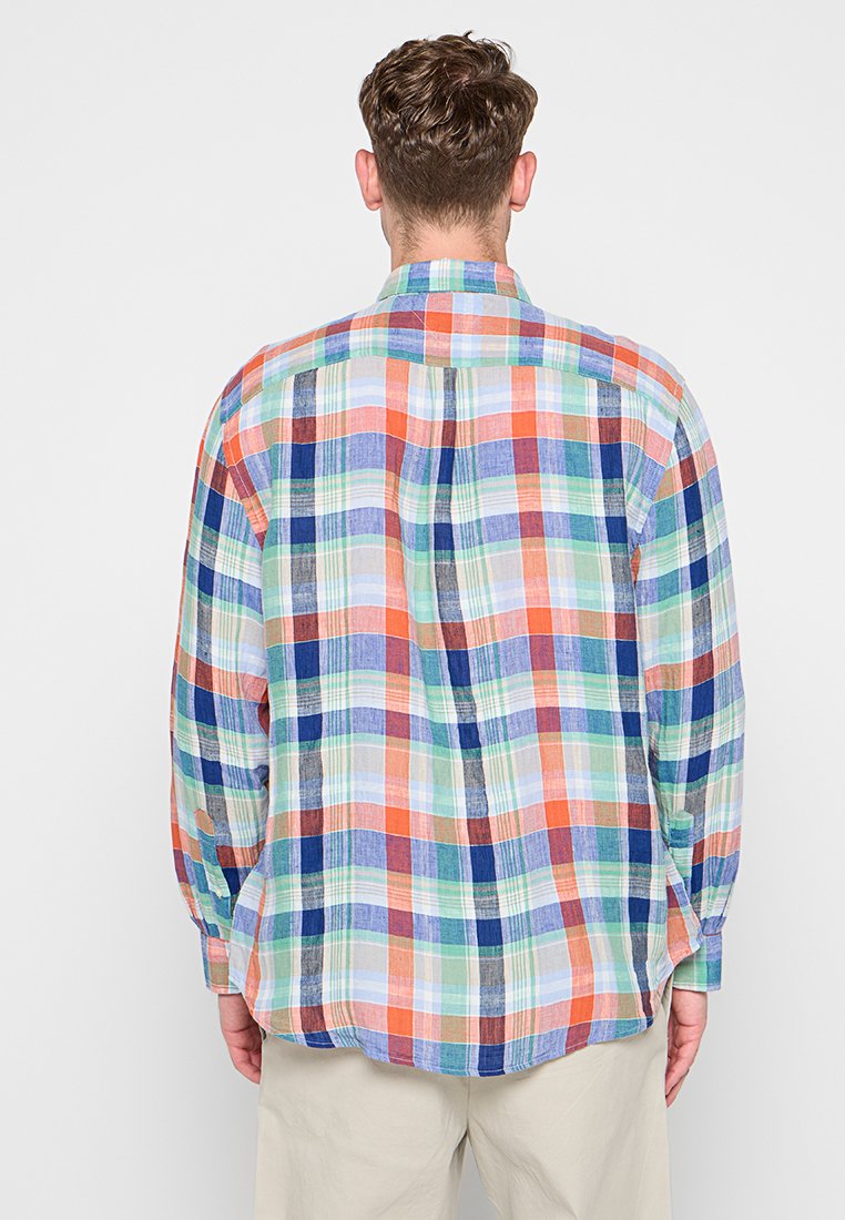 Kariertes Hemd mit mehrfarbigen Mustern in Orange, Blau, Grün und Weiß. Hergestellt aus leichtem Stoff, mit langen Ärmeln und einem Kentkragen.