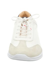 Weiße Sneaker mit einer strukturierten Wildleder-Spitze, einem glatten Lederoberteil, runden Schnürlöchern und einer weißen Gummisohle. Das Innere hat ein hellbraunes Futter.