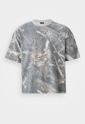 Tricou cu mânecă scurtă, de culoare gri, cu un imprimeu camuflaj ce include frunze și ramuri. Material din bumbac, decolteu rotund, croi lejer.