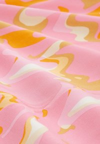 Tessuto in poliestere di colore rosa con motivi astratti fluttuanti in giallo, bianco e arancione. Texture liscia con una leggera lucentezza.