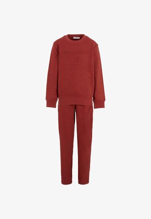 Czerwony bawełniany dres z okrągłym dekoltem, ściągaczami przy rękawach oraz wytłoczonym logo na bluzie. Dopasowane spodnie dopełniają całość.