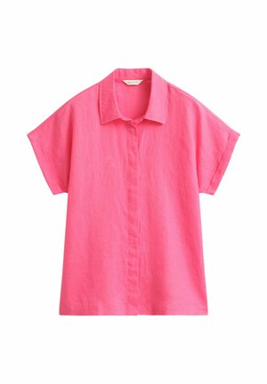 Felroze linnen korte mouwen blouse met kraag en verborgen knopen aan de voorkant, plat neergelegd op een witte achtergrond.