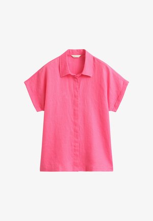 Felroze linnen korte mouwen blouse met kraag en verborgen knopen aan de voorkant, plat neergelegd op een witte achtergrond.