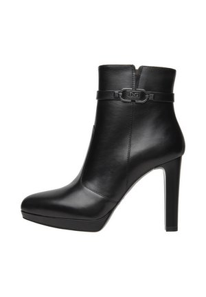 Zwarte leren enkellaars met een spitse neus, hoge stilettohak en een decoratieve band met een metalen gespdetail. Gladde textuur.
