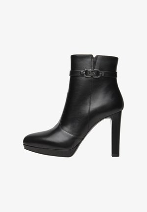 Czarny skórzany botek za kostkę z wysmuklonym noskiem, wysokim obcasem w szpilce oraz dekoracyjnym paskiem z metalową klamrą. Gładka faktura.