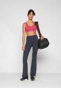 ONLY Play ONPMIRA SEAMLESS BRA OPUS - Sports-BH-er med lett støtte - granita