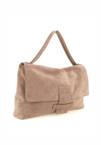 Borsa in scamosciato marrone chiaro con chiusura a patta, dotata di un elemento rettangolare, una singola tracolla e una superficie liscia.