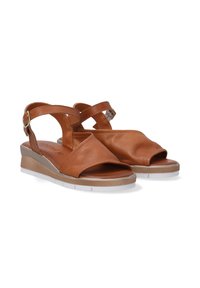 Braune Leder-Wedge-Sandalen mit offener Zehe, verstellbarem Riemen und glatter Textur. Sie bieten eine leichte weiße Sohle und ein dezentes Design.