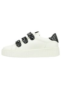 Sneaker bianca in pelle con tre cinturini in Velcro neri a motivo, accentuazione nera testurizzata sul tallone e una spessa suola in gomma bianca.