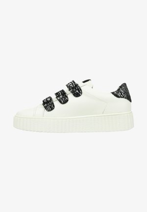 Witte leren sneaker met drie zwarte, geprinte klittenbandsluitingen, een gestructureerde zwarte accent op de hiel en een dikke witte rubberen zool.