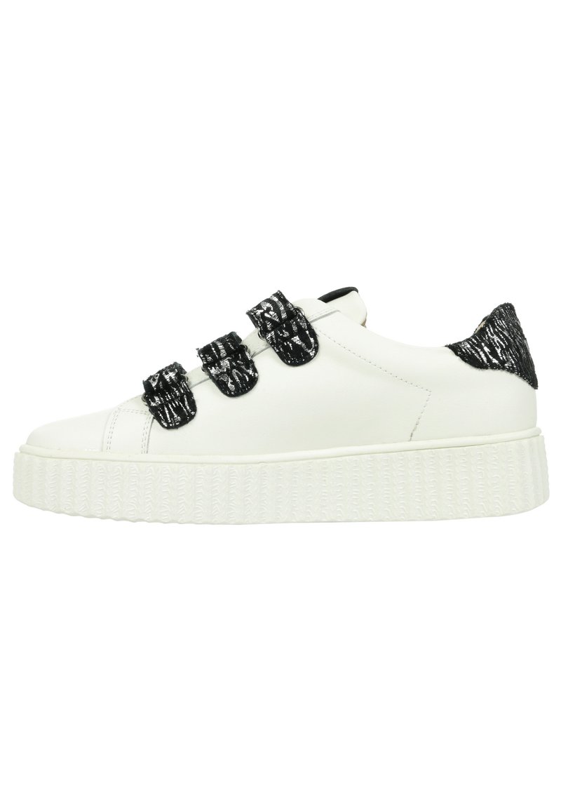 Sneaker bianca in pelle con tre cinturini in Velcro neri a motivo, accentuazione nera testurizzata sul tallone e una spessa suola in gomma bianca.