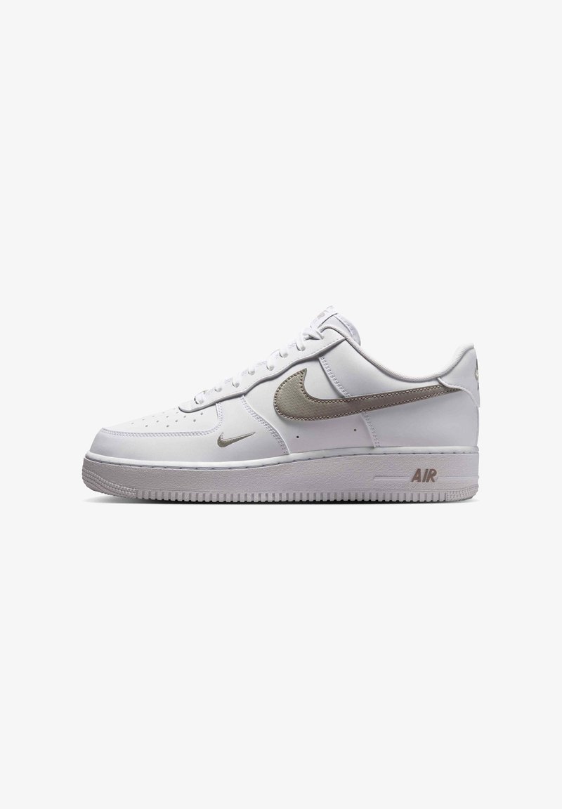 Άσπρο χαμηλό sneaker Nike Air Force 1 με ανοιχτό γκρι λογότυπα swoosh και παχύ υφασμένο πέλμα.