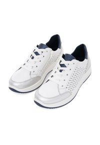 Zapatillas deportivas blancas con un diseño perforado, acentos plateados y talón y lengüeta en azul marino. Presentan cordones y un cierre con cremallera lateral.