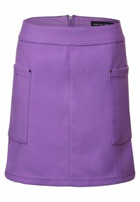 Violetti hame, joka on valmistettu strukturoituneesta kankaasta, varustettuna vetskareilla, kahdella etutaskulla ja suoralla leikkauksella.