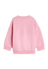 Ružový oversized svetrový s krátkym golierom, dlhými spadnutými rukávmi a rebrovanými manžetami a lemom. Mäkký materiál s hladkou textúrou.