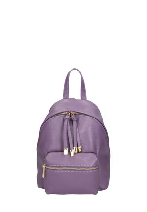 Zaino in pelle viola con forma arrotondata, tasca anteriore con zip, due manici superiori e dettagli in zip in hardware dorato.
