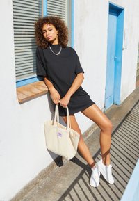 HEAVY OVERSIZED - Jerseyklänning - black — klänning med fickor från Zalando