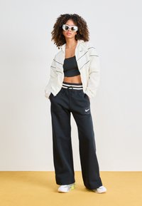 Nike Sportswear Spordijakk - sail/vintage green