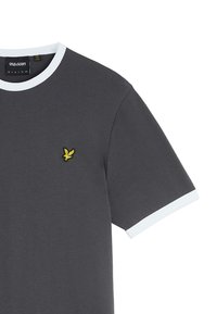 T-shirt cinza com gola e mangas em ribana branca. Apresenta um pequeno logótipo de pássaro amarelo bordado no lado esquerdo do peito. Material de algodão macio.