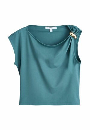 Türkisfarbenes ärmelloses Damenoberteil mit weitem Ausschnitt, der an der rechten Schulter von einer goldfarbenen ovalen Schnalle zusammengehalten wird, aus glattem Stoff gefertigt.