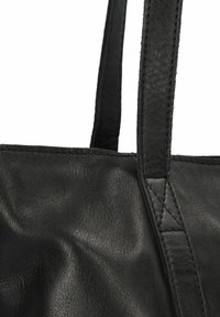Borsa a tracolla nera in pelle con texture liscia, manici robusti e cuciture visibili. Presenta una struttura morbida e flessibile senza hardware prominente.