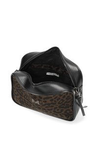 Pochette rettangolare a stampa leopardata nera e marrone con zip, aperta per mostrare la fodera interna nera e un piccolo etichetta all'interno.