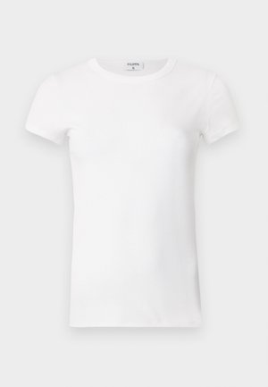 Vit, ribbad T-shirt med kort ärm och rundad halsringning. Tyget ser slätt ut med en tight silhuett. Logotyp synlig vid kragen.