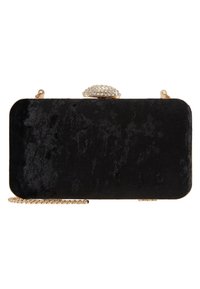 Černé sametové psaníčko obdélníkového tvaru, se zlatým řetízkovým popruhem a zapínáním ozdobeným šperky. Hladká textura, minimalistický design, elegantní detaily.