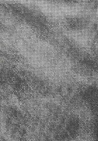 Metallnät tyg i silver, med ett rutmönster av cirkulära öppningar, reflekterar ljus med en texturerad yta, lämplig för olika tillämpningar.