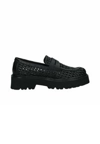 Mocassins tissés noirs avec une semelle épaisse. L'empeigne est en textile tissé avec une bande en cuir lisse sur le dessus pour un détail élégant.