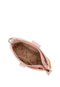 Borsa a mano strutturata color rosa con esterno testurizzato, dettagli in catena dorata e un ampio interno foderato con una tasca con zip.