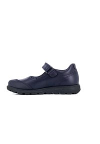 Zapato Mary Jane de cuero azul marino con puntera redondeada, correa ajustable y perforaciones con patrón; suela de goma con dibujo texturizado.