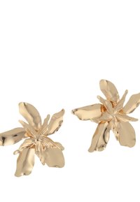 Orecchini floreali in tono oro con dettagli nei petali e nel centro, caratterizzati da una finitura lucida e forme organiche.