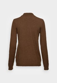 Brauner langärmliger Pullover mit strukturiertem Finish, mit Kragen und gerippten Bündchen und Saum. Keine sichtbaren Verschlüsse oder Muster.