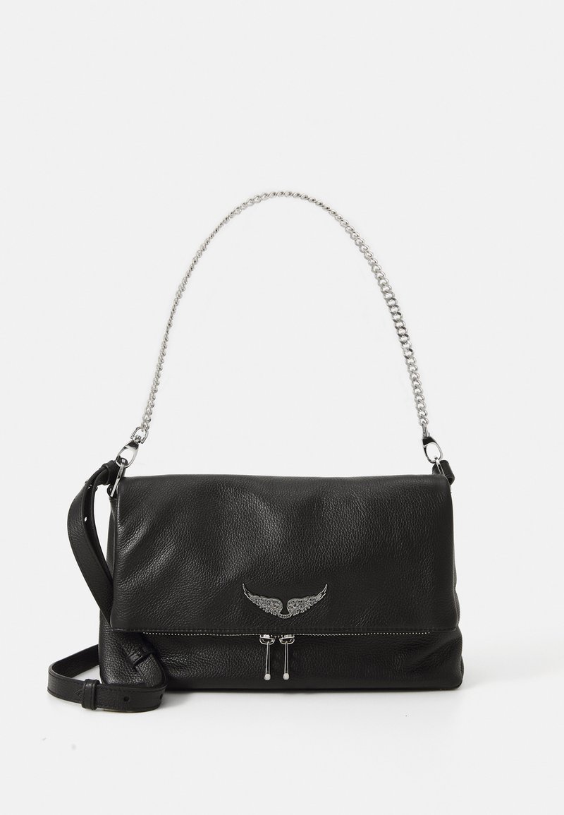 Borsa a spalla in pelle nera con superficie texture, tracolla a catena e emblema argentato a forma di ala. Presenta una tasca con zip sul fronte.