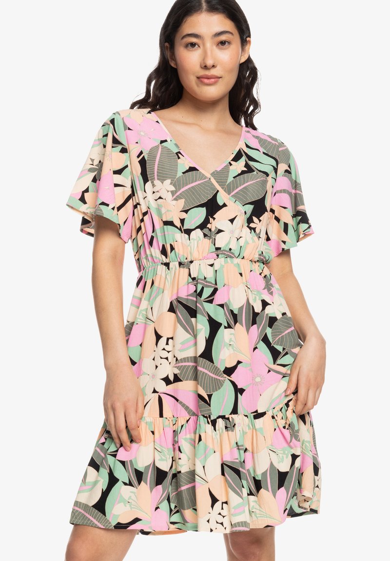 Robe fleurie avec un décolleté en V, des manches courtes volantées et une taille élastiquée. Les couleurs incluent le noir, le rose, le vert et le pêche, avec une jupe à volants.