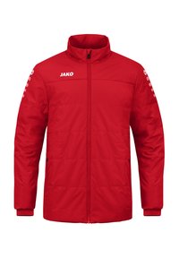 Giacca imbottita rossa con colletto alto, chiusura con zip, due tasche laterali e logo sul lato sinistro del petto. Presenta una texture trapuntata e polsini.