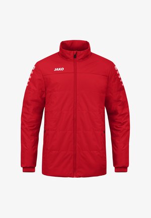 Giacca imbottita rossa con colletto alto, chiusura con zip, due tasche laterali e logo sul lato sinistro del petto. Presenta una texture trapuntata e polsini.