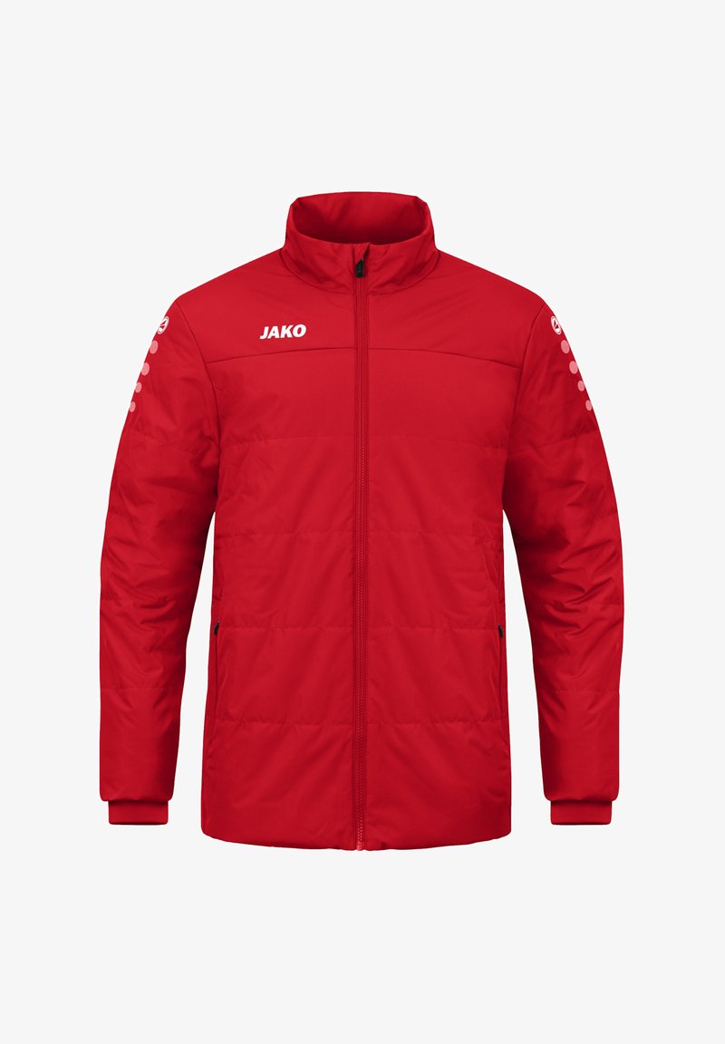 Giacca imbottita rossa con colletto alto, chiusura con zip, due tasche laterali e logo sul lato sinistro del petto. Presenta una texture trapuntata e polsini.