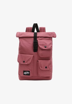 Roze stoffen rolltop rugzak met meerdere voorzakken, zwart beslag en verstelbare banden. Getextureerd materiaal met een ruitpatroon.