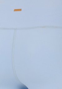 Helle blaue Sportleggings mit glatter Textur, versehen mit einem kleinen goldenen Metallic-Logo und flachen Nähten für Komfort und Stil.