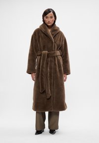 Robe de pêlo sintético castanho com gola xale, cintura cingida e mangas longas; textura suave e design até aos joelhos.