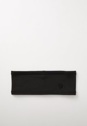 Fita para a cabeça de tecido preto com uma textura suave, apresentando uma borda costurada e um pequeno logótipo em relevo de um lado.