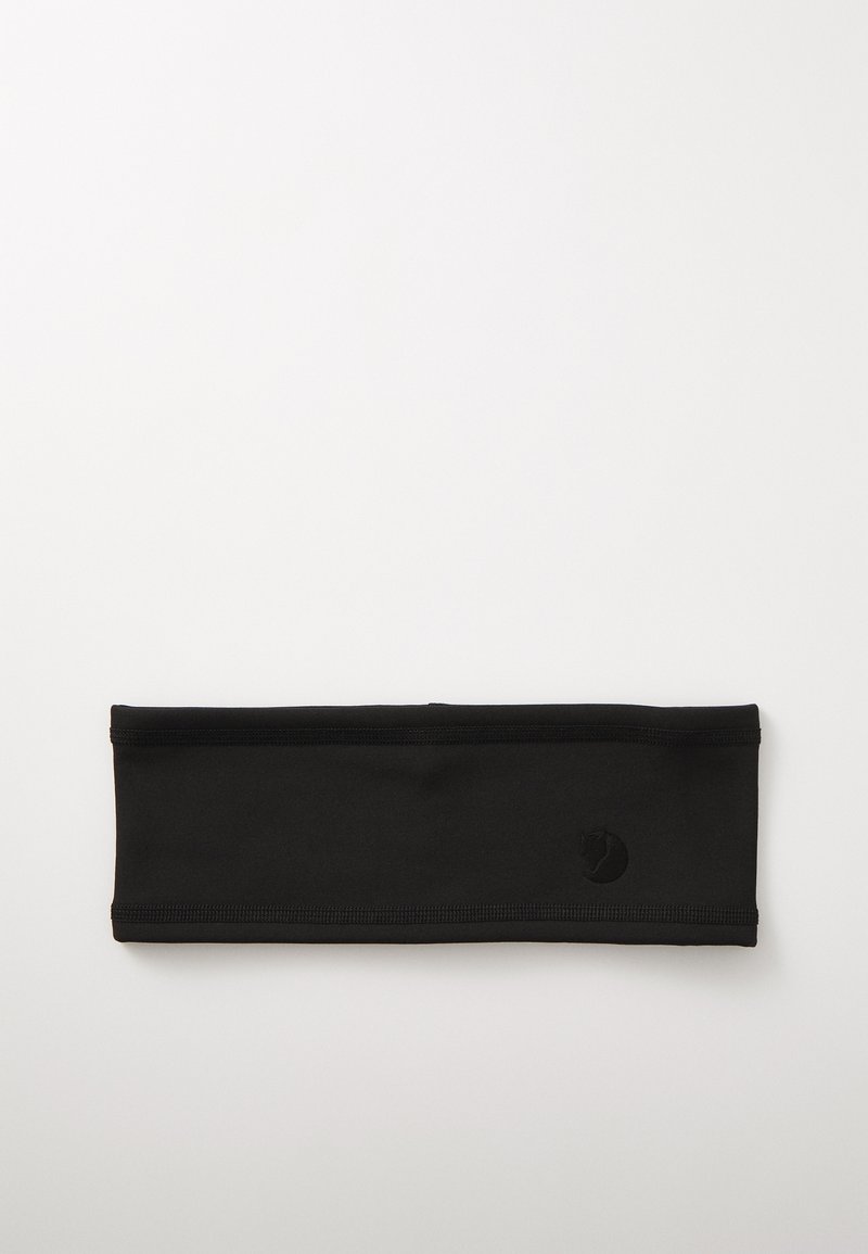 Fascia per capelli nera in tessuto con una superficie liscia, caratterizzata da un bordo cucito e un piccolo logo stampato su un lato.
