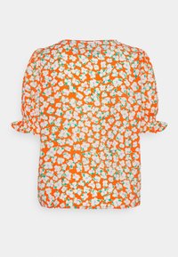 Blusa floral em laranja com mangas bufantes, apresentando um padrão de flores em branco e verde. Feita de tecido leve com um corte descontraído.