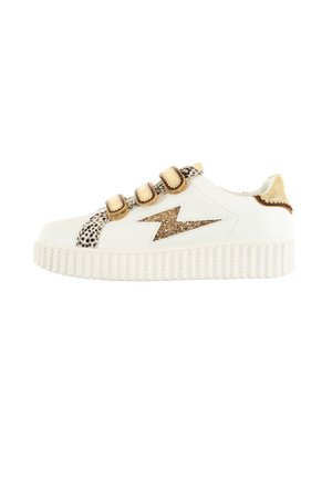 Witte sneaker met gouden accenten, luipaardprintdetail, drie gouden banden en een dikke gevlochten zool. Glanzend bliksemschichtontwerp aan de zijkant.