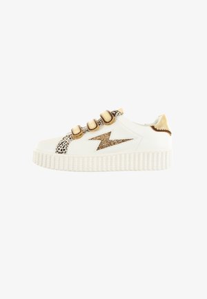 Witte sneaker met gouden accenten, luipaardprintdetail, drie gouden banden en een dikke gevlochten zool. Glanzend bliksemschichtontwerp aan de zijkant.