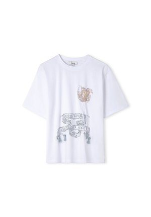 Camiseta blanca de manga corta con cuello redondo que presenta un diseño floral y flecos con el texto "CREATE LOVE" en el frente.