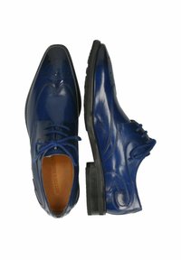 Scarpe da abito in pelle blu con punta affusolata, perforazioni dettagliate, design lace-up e suole in gomma nera.