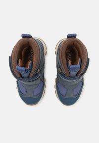 Bottes de randonnée bleues avec un mélange de suède et de mesh, dotées d'une sangle Velcro, d'un col rembourré et d'une semelle en caoutchouc robuste pour une meilleure adhérence.
